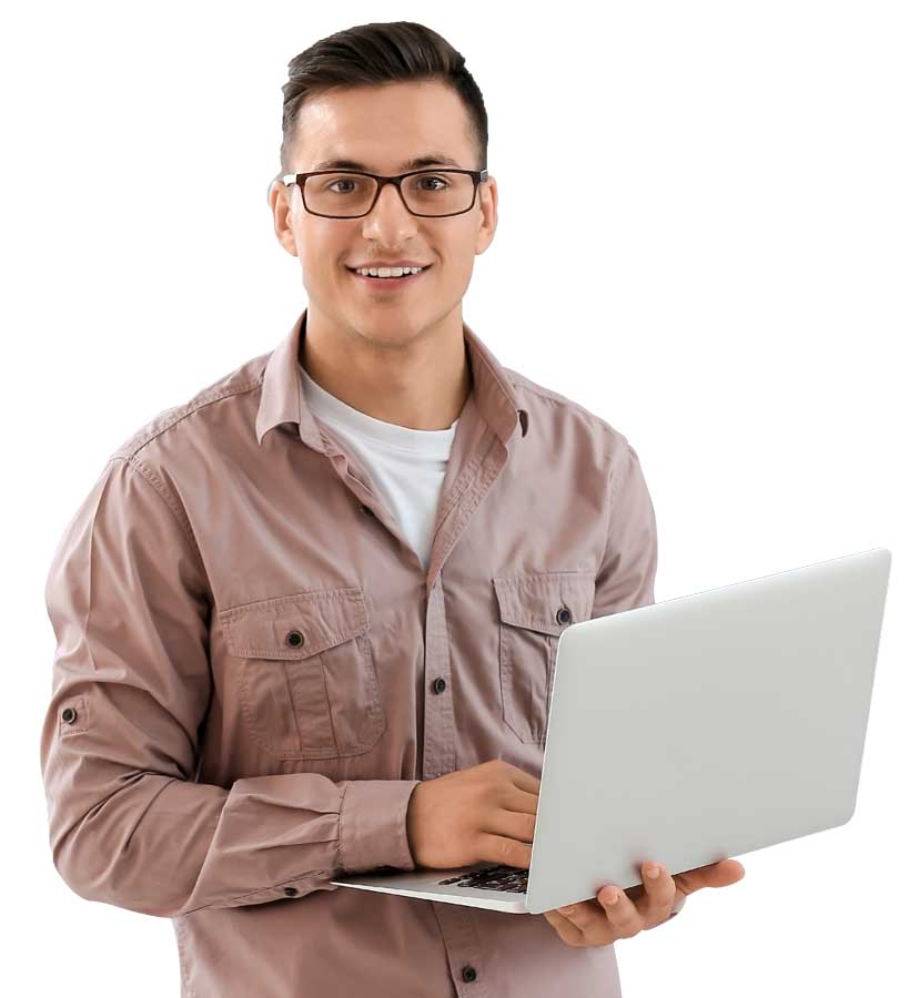 Persona masculina con una sonrisa, sosteniendo su laptop